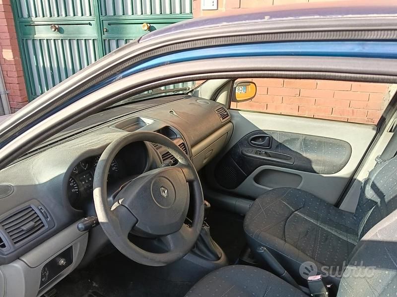 Usata Renault Clio II 2001 Blu Berlina