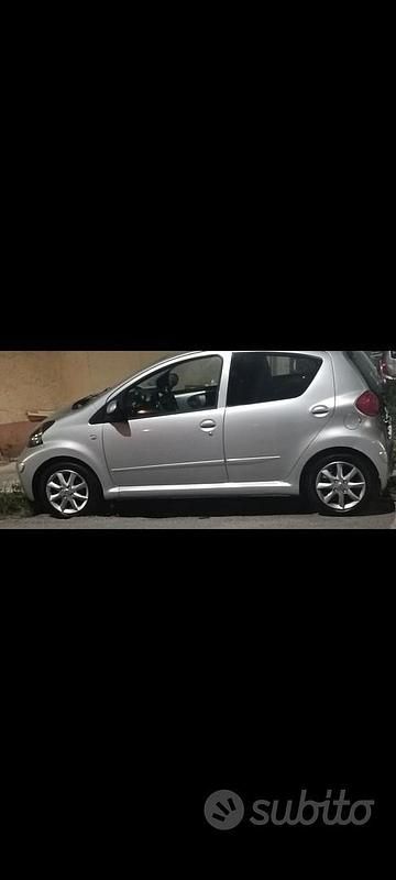 Grigio Usata 2006 Toyota Aygo Due volumi | 4700 € (Molto cara) - Immagine 1/4