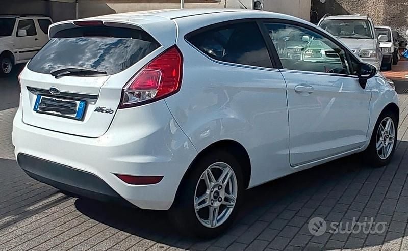 Usata Ford Fiesta Individual 95 CV (69 kW) 2014 Bianco Berlina