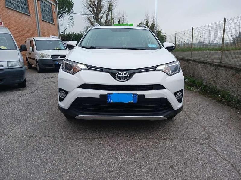 Second-hand Toyota RAV4 Active 143 CP (105 kW) 2016 Alb SUV