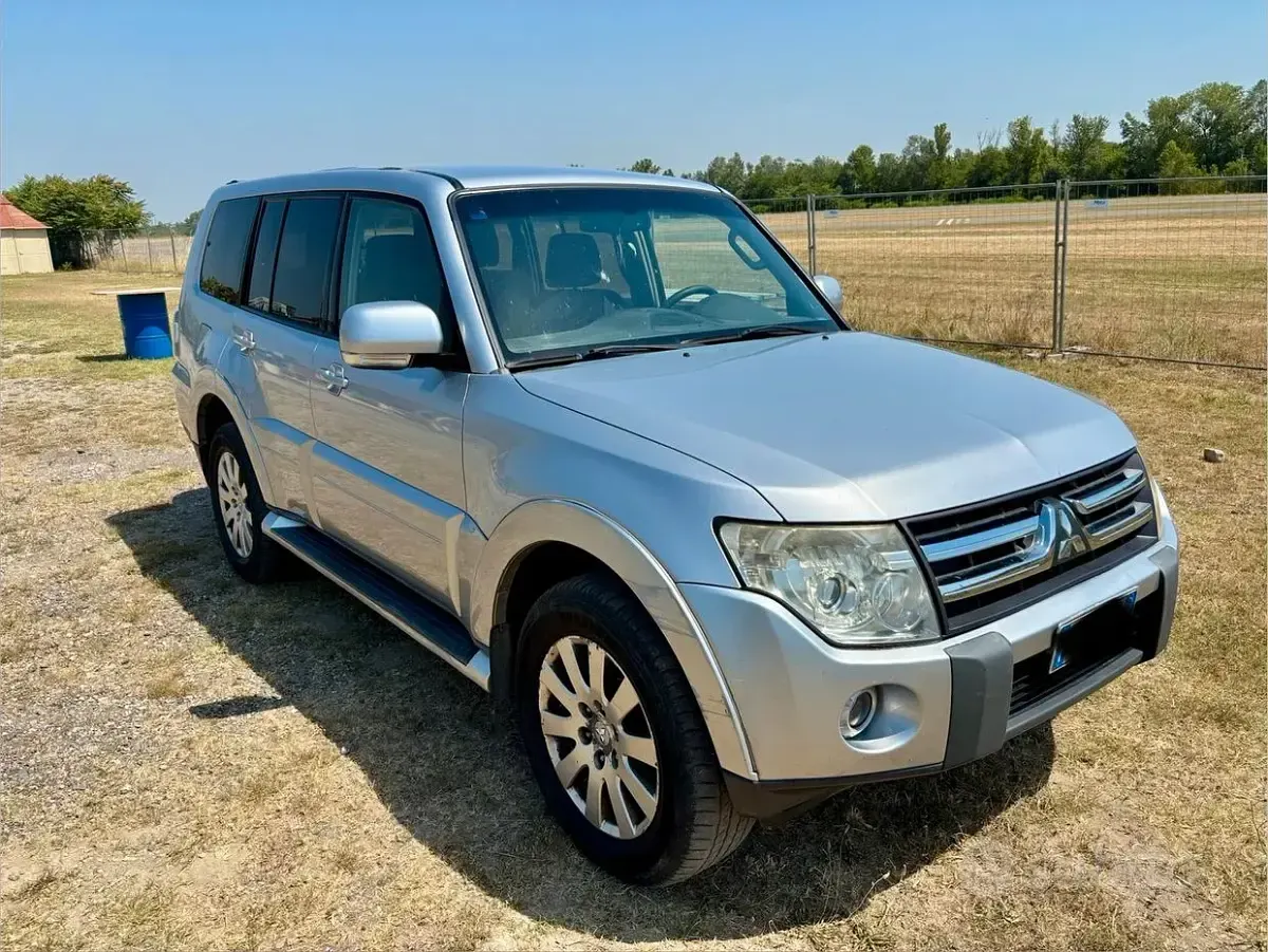 Usata Mitsubishi Pajero Instyle 170 CV (125 kW) 2007 Grigio SUV