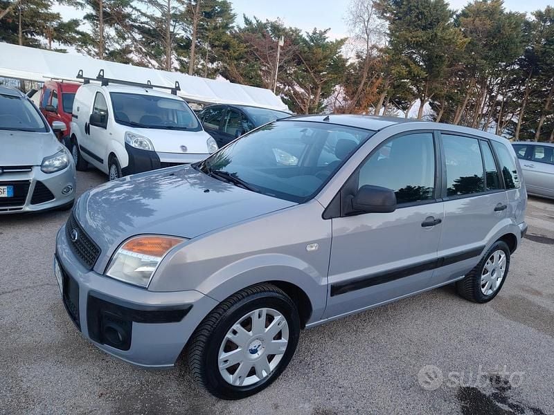 Usata Ford Fusion 80 CV (58 kW) 2011 Grigio Berlina