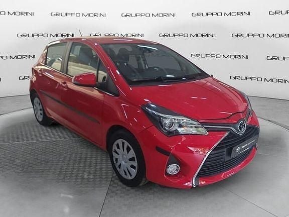 Usata Toyota Yaris Cool 69 CV (50 kW) 2015 Rosso Utilitaria