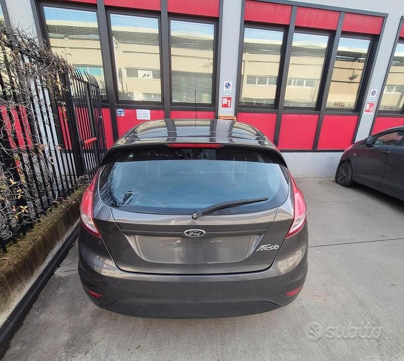 Usata Ford Fiesta 75 CV (55 kW) 2016 Grigio Berlina