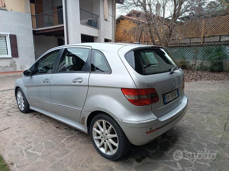 Usata Mercedes B200 140 CV (102 kW) 2006 Grigio Monovolume