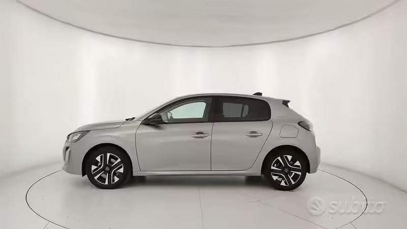 Usata Peugeot 208 Allure 101 CV (74 kW) 2025 Grigio Utilitaria