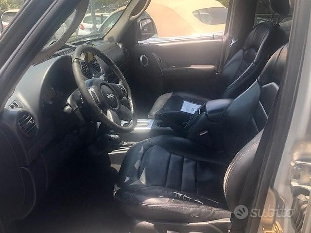 Usata Jeep Cherokee Sport 150 CV (110 kW) 2004 Grigio SUV