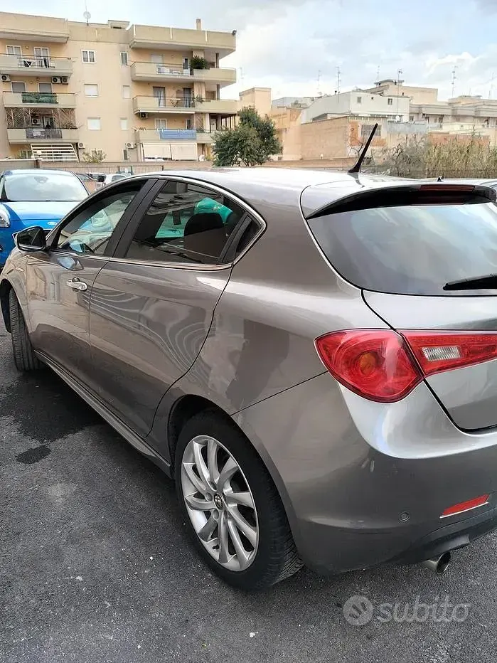 Usata Alfa Romeo Giulietta 140 CV (102 kW) 2012 Grigio Utilitaria