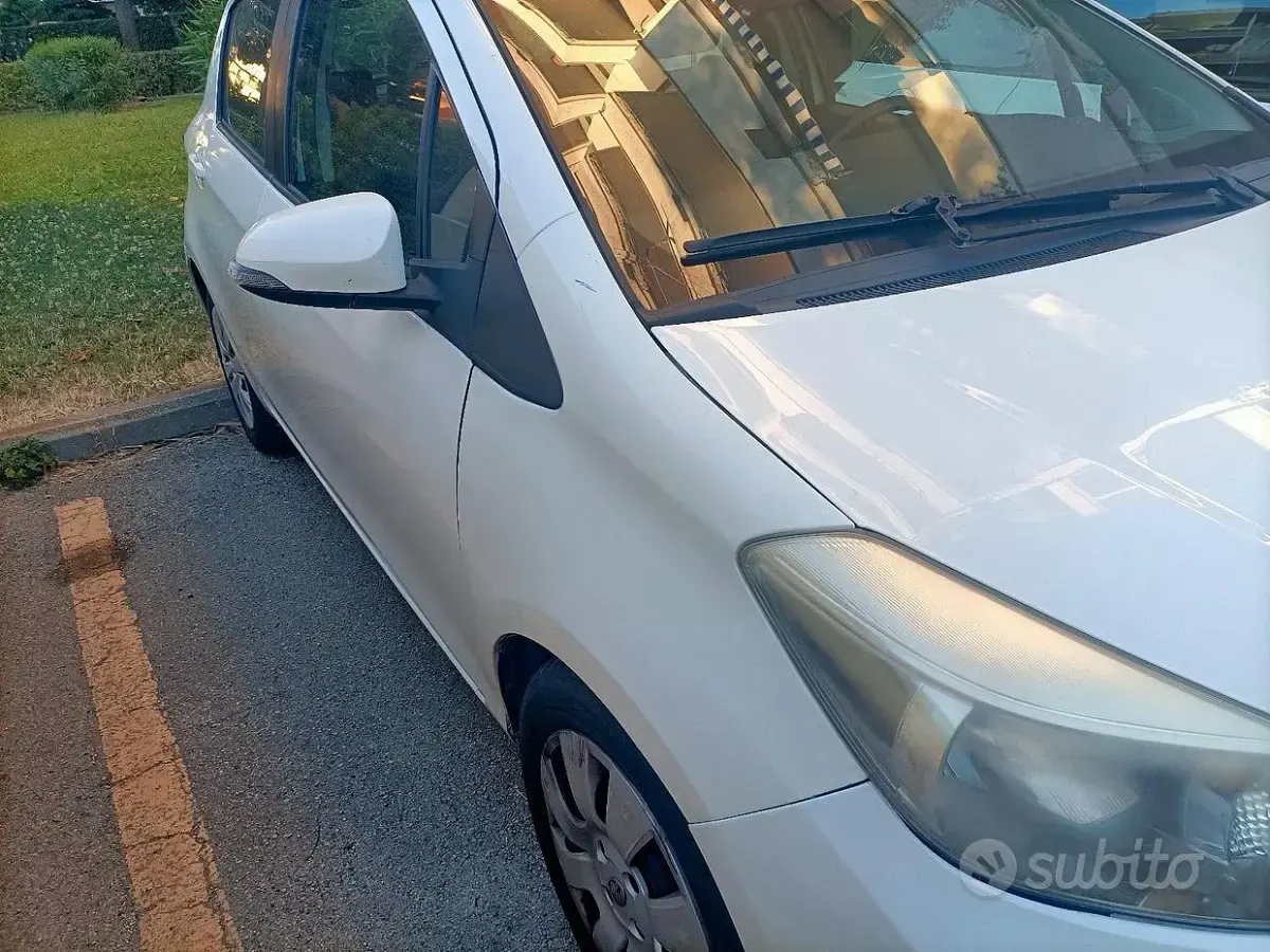 Usata Toyota Yaris 75 CV (55 kW) 2012 Bianco Utilitaria