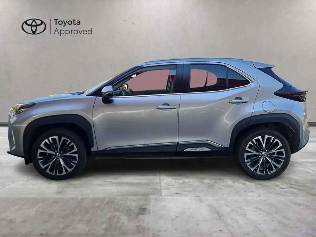 Usata Toyota Yaris Cross Lounge 116 CV (85 kW) 2022 Argento SUV