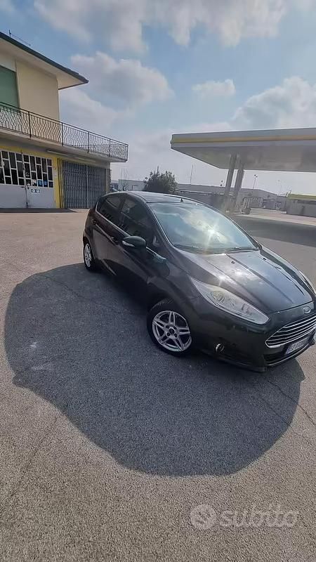 Usata Ford Fiesta 75 CV (55 kW) 2015 Nero Berlina