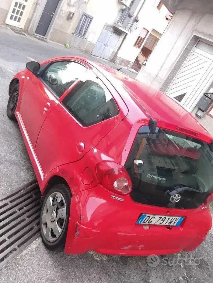 Usata Toyota Aygo 68 CV (50 kW) 2007 Rosso Utilitaria