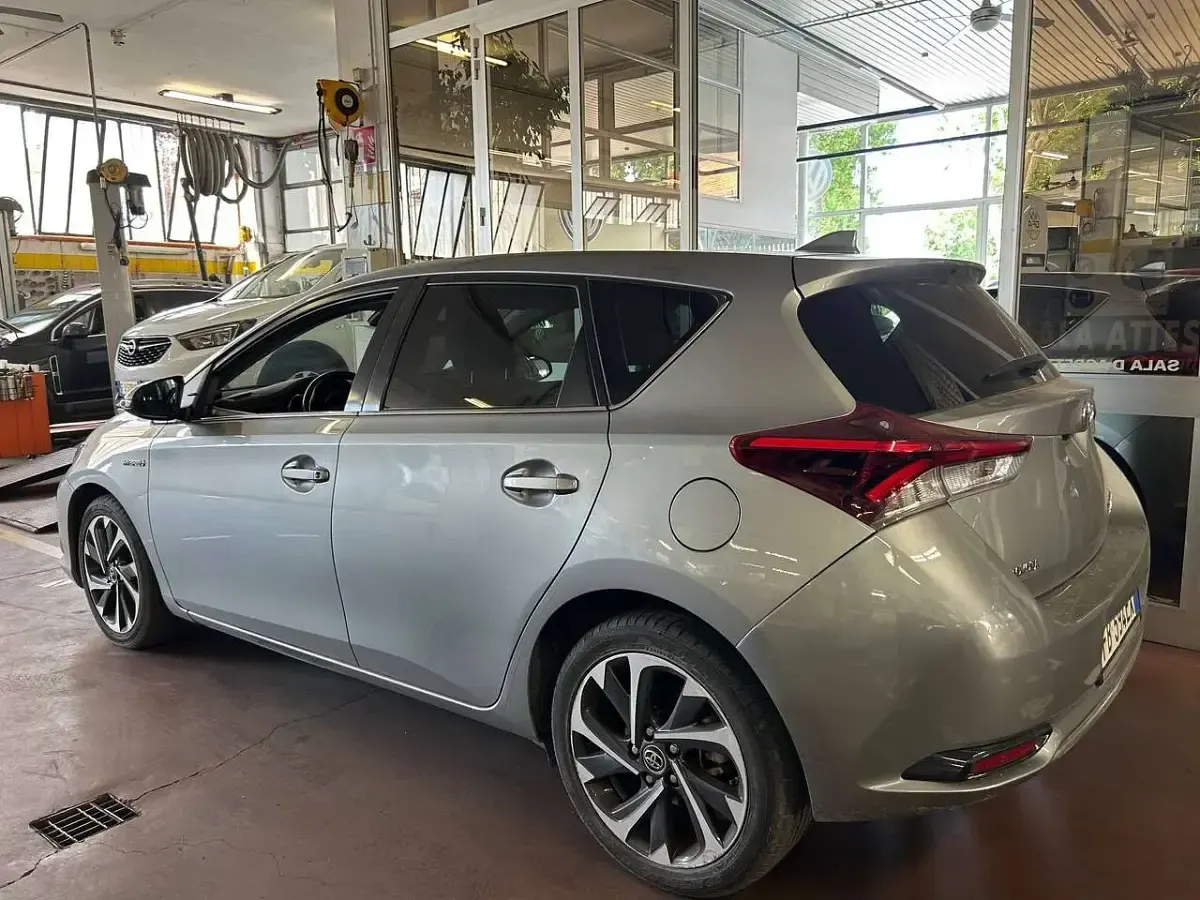 Usata Toyota Auris Hybrid Lounge 99 CV (72 kW) 2016 Grigio Berlina