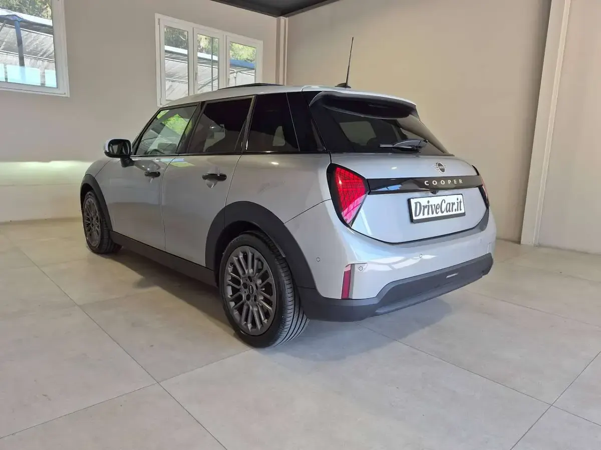 Usata Mini John Cooper Works 156 CV (114 kW) 2025 Melting silver met. Utilitaria