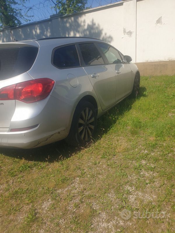 Usata Opel Astra 125 CV (91 kW) 2011 Grigio Station wagon