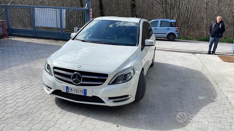 Usata Mercedes B200 Premium 156 CV (114 kW) 2012 Bianco Monovolume