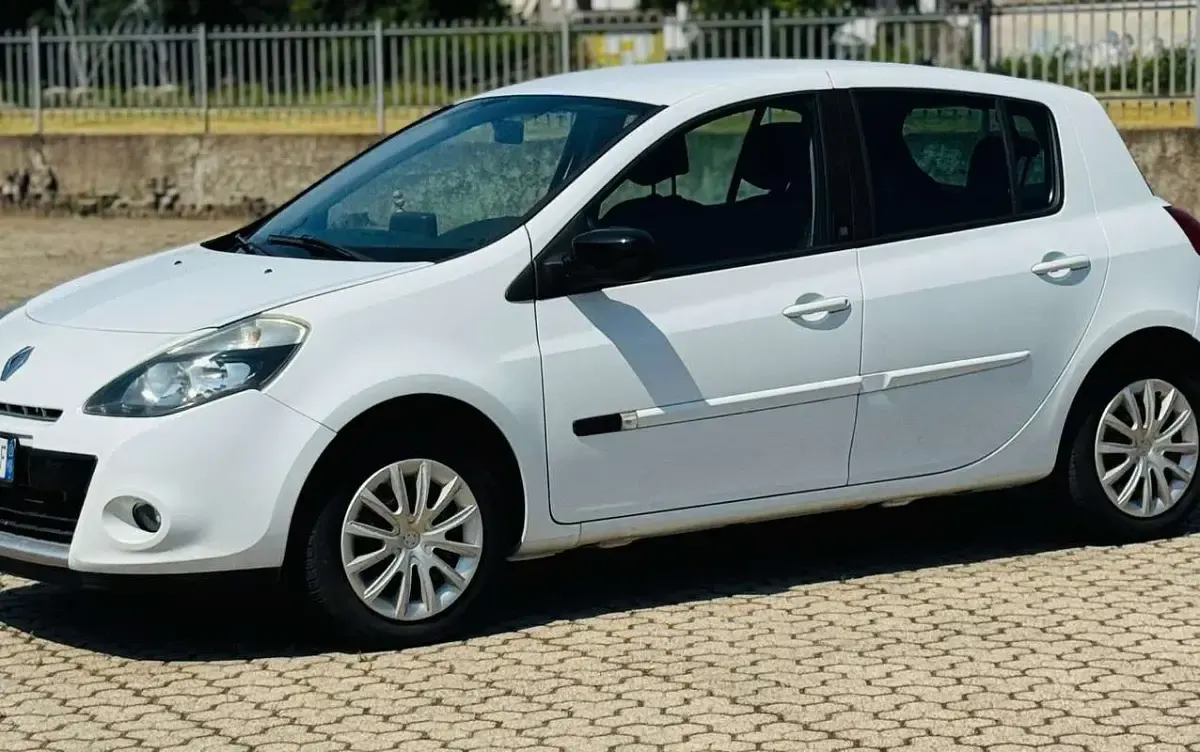 Usata Renault Clio III 75 CV (55 kW) 2010 Bianco Berlina
