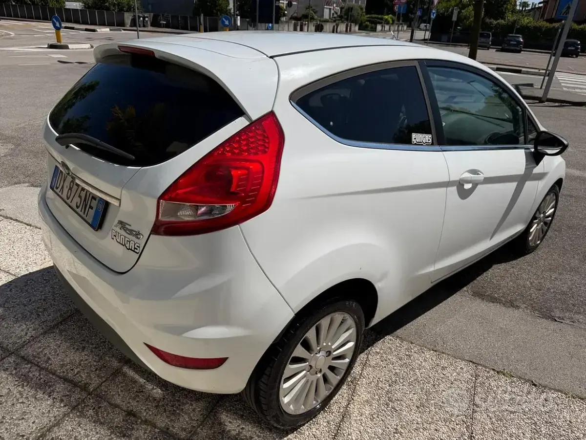 Usata Ford Fiesta 92 CV (67 kW) 2009 Bianco Berlina