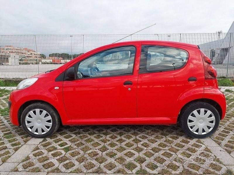 Usata Peugeot 107 68 CV (50 kW) 2013 Rosso Utilitaria