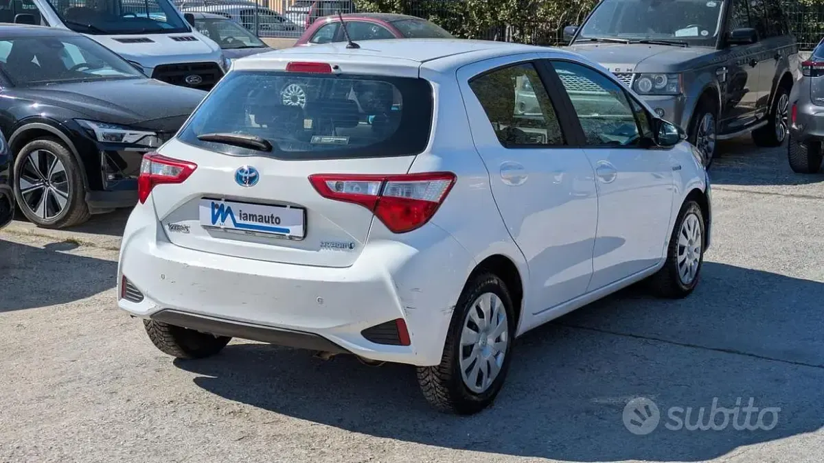 Usata Toyota Yaris Hybrid Cool 72 CV (52 kW) 2018 Bianco Berlina