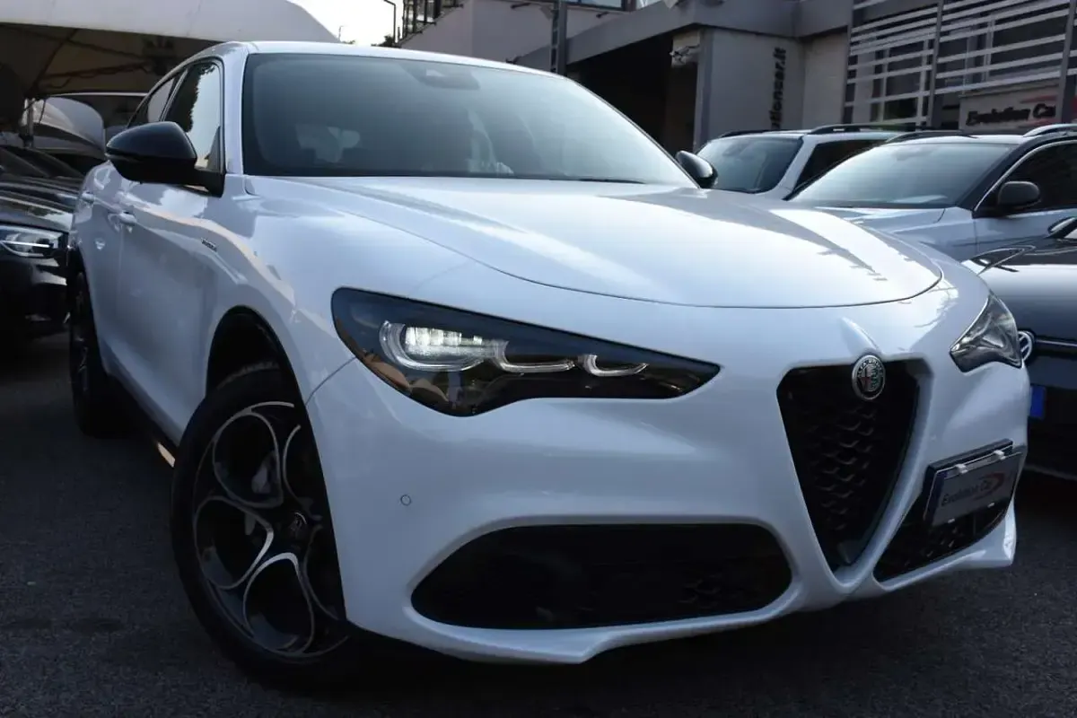 Usata Alfa Romeo Stelvio Veloce 209 CV (153 kW) 2023 Bianco pastello SUV