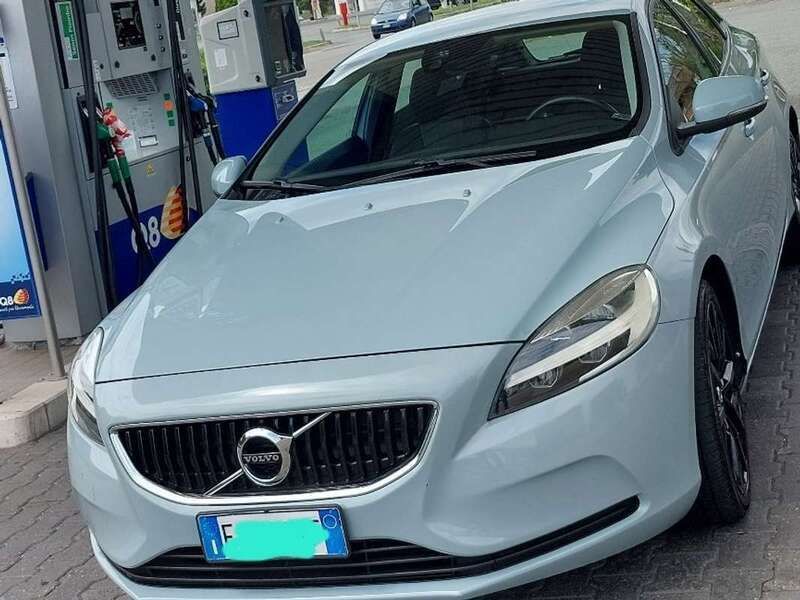 Blu/azzurro Usata 2017 Volvo V40 Momentum Station wagon | 14.900 € (Molto cara) - Immagine 1/4