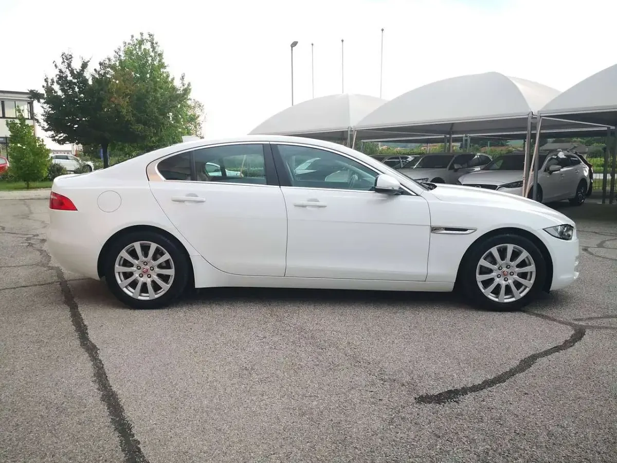 Usata Jaguar XE 179 CV (131 kW) 2017 Bianco Berlina