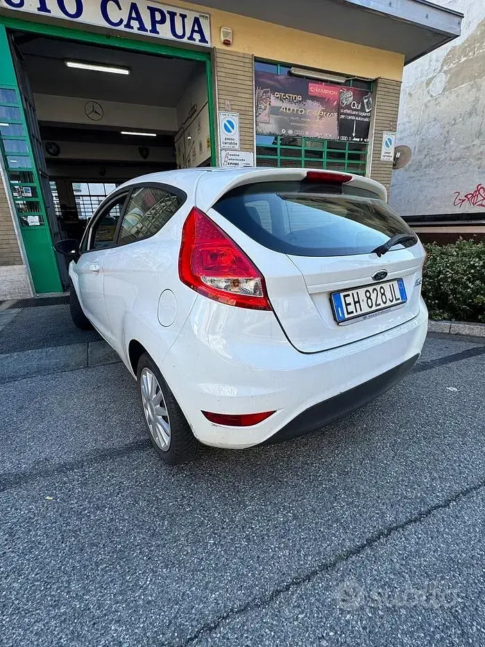 Usata Ford Fiesta 82 CV (60 kW) 2011 Bianco Berlina