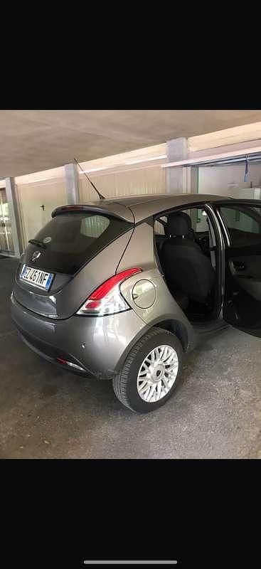 Usata Lancia Ypsilon 86 CV (63 kW) 2015 Grigio Utilitaria