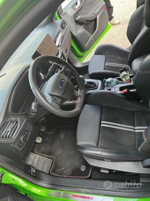 Usata Ford Focus ST 280 CV (205 kW) 2025 Verde Berlina