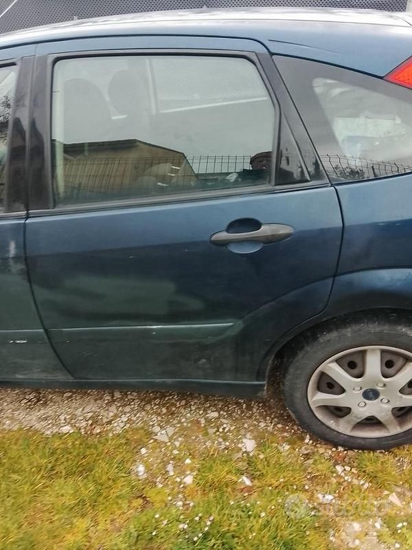 Usata Ford Focus 100 CV (73 kW) 2004 Blu Berlina