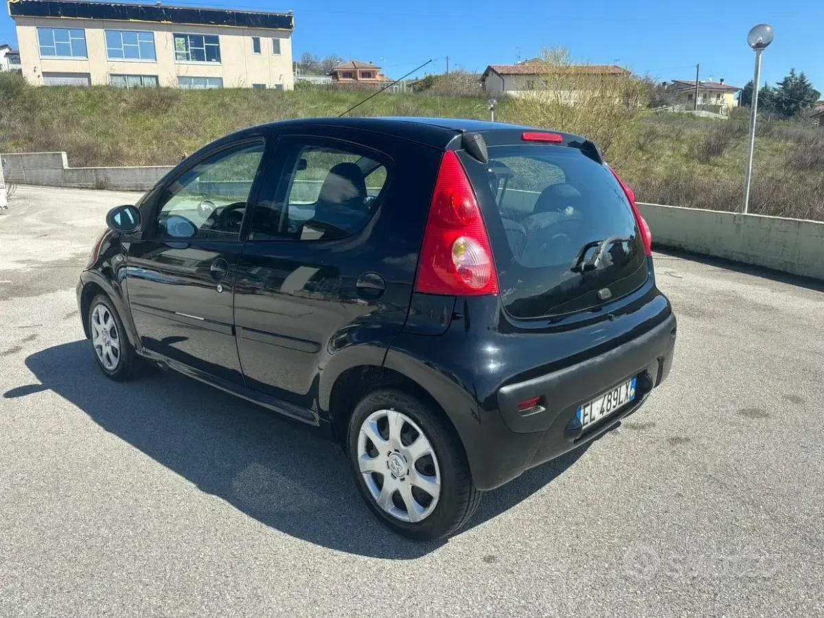 Usata Peugeot 107 Active 68 CV (50 kW) 2012 Nero Utilitaria