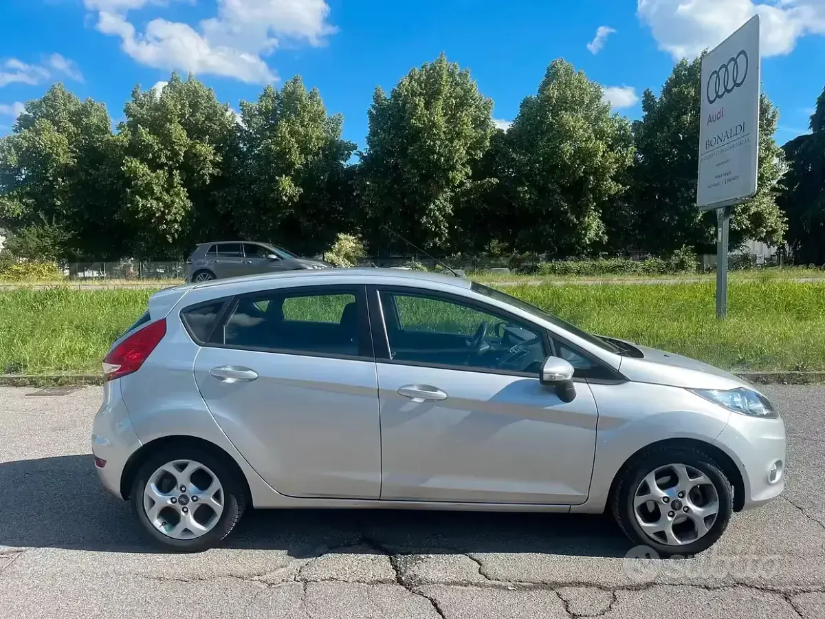 Usata Ford Fiesta Titanium 60 CV (44 kW) 2012 Grigio Berlina