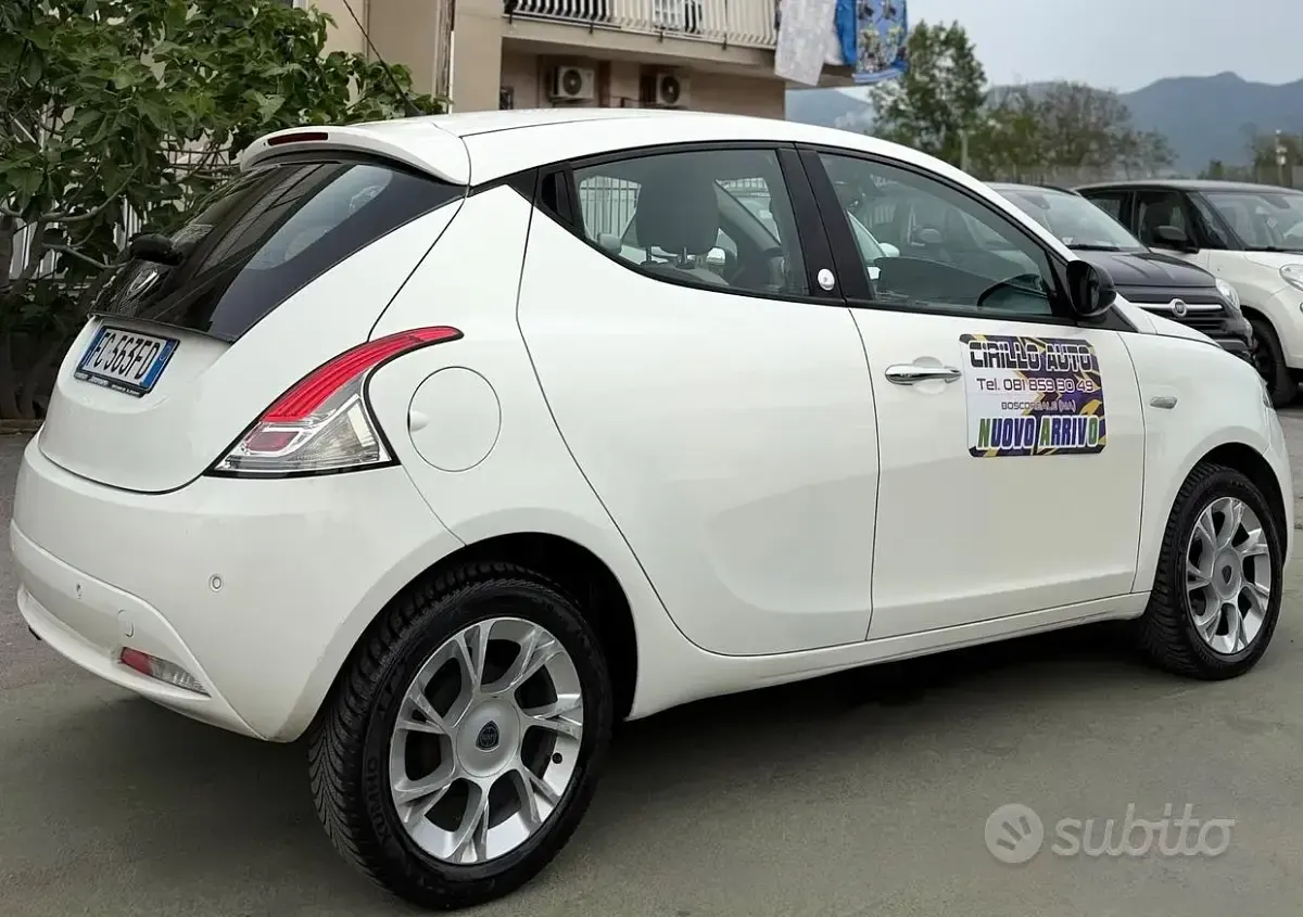 Gebraucht Lancia Ypsilon 69 PS (50 kW) 2016 Weiß Kleinwagen