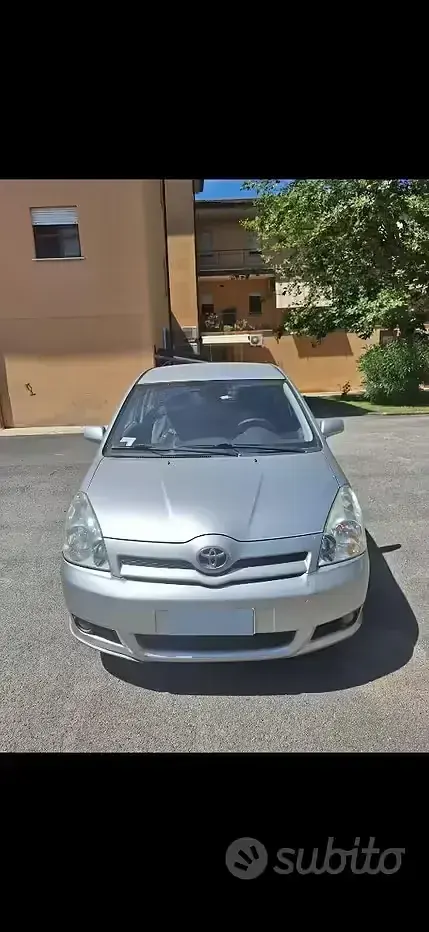 Usata Toyota Corolla Verso 116 CV (85 kW) 2004 Grigio Monovolume