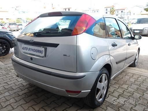 Usata Ford Focus Zetec 101 CV (74 kW) 2004 Grigio Berlina