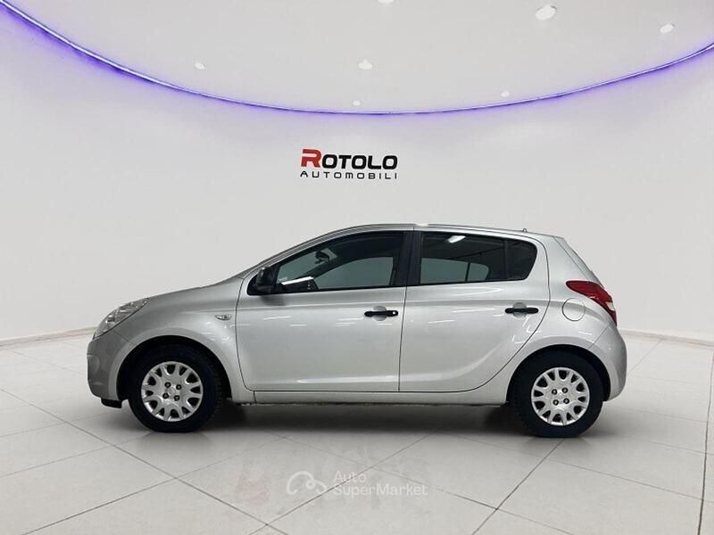 Usata Hyundai i20 Comfort 77 CV (56 kW) 2009 Gray Utilitaria
