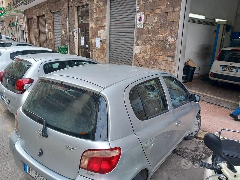 Usata Toyota Yaris 68 CV (50 kW) 2002 Grigio Berlina