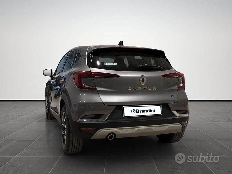 Käytetty Renault Captur Intens 101 HP (74 kW) 2020 Harmaa Katumaasturi