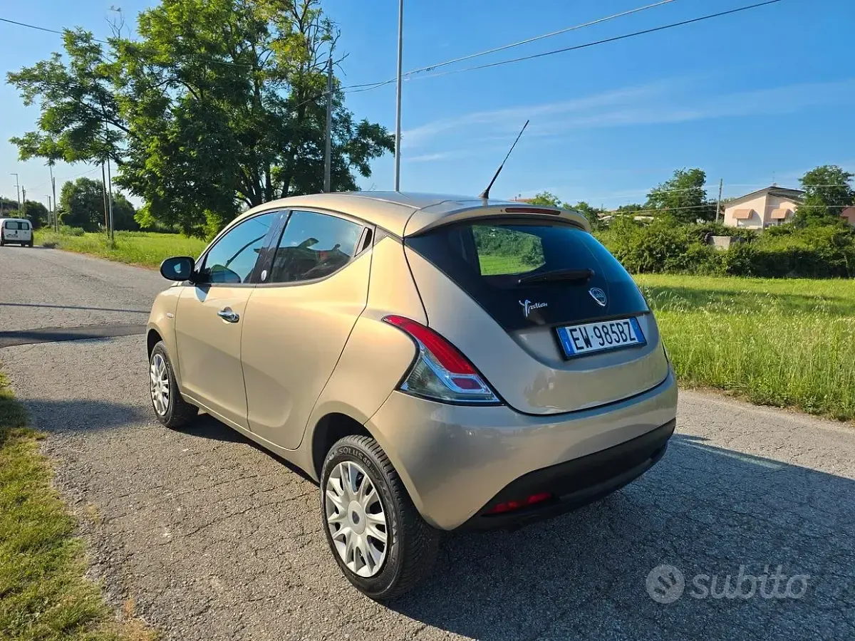 Usata Lancia Ypsilon 80 CV (58 kW) 2014 Giallo Utilitaria
