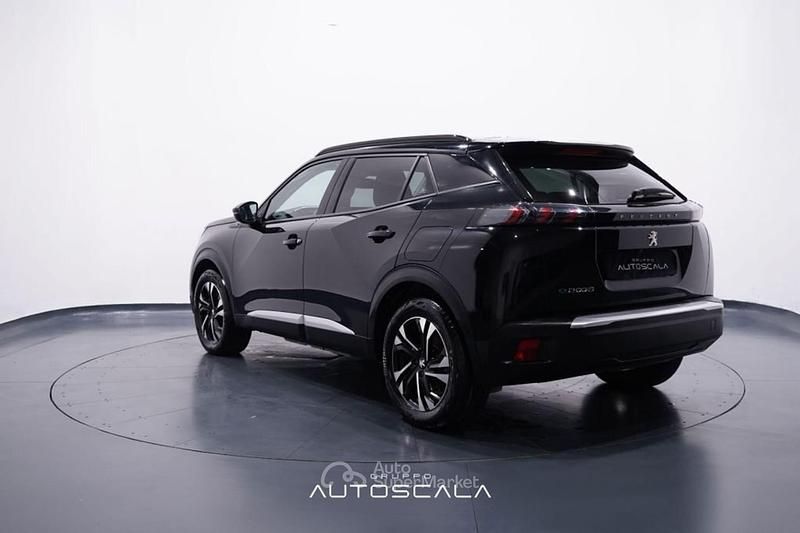 Usata Peugeot e-2008 Allure 56 kW (77 CV) 2021 Nero perla SUV