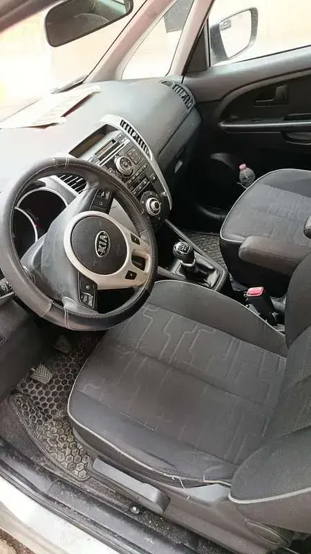 Usata Kia Venga 90 CV (66 kW) 2013 Grigio Utilitaria