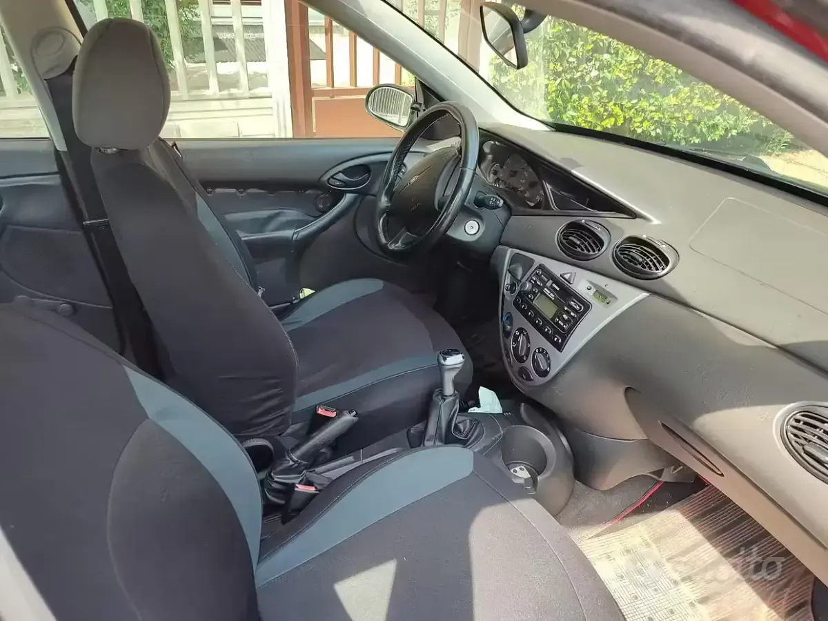 Usata Ford Focus 100 CV (73 kW) 2001 Rosso Utilitaria