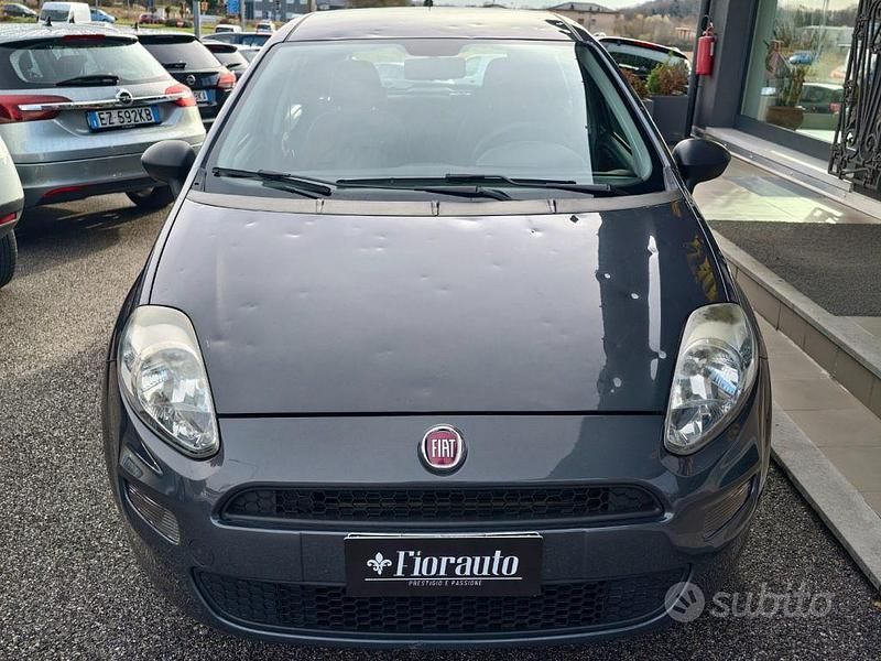 Grigio Usata 2018 Fiat Punto Tre volumi | 6200 € (Buon prezzo) - Immagine 1/4