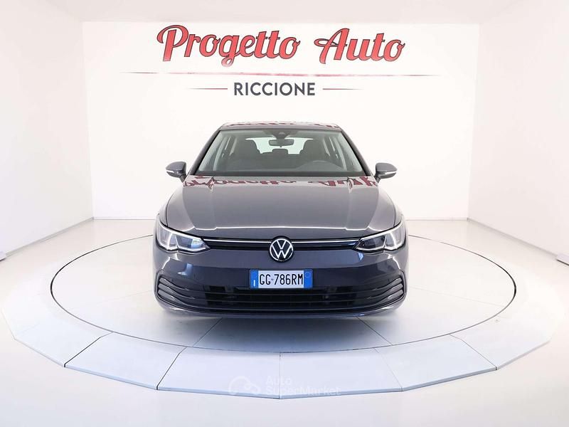 Usata VW Golf VIII Life 110 CV (80 kW) 2021 Dolphin grey metall. Berlina