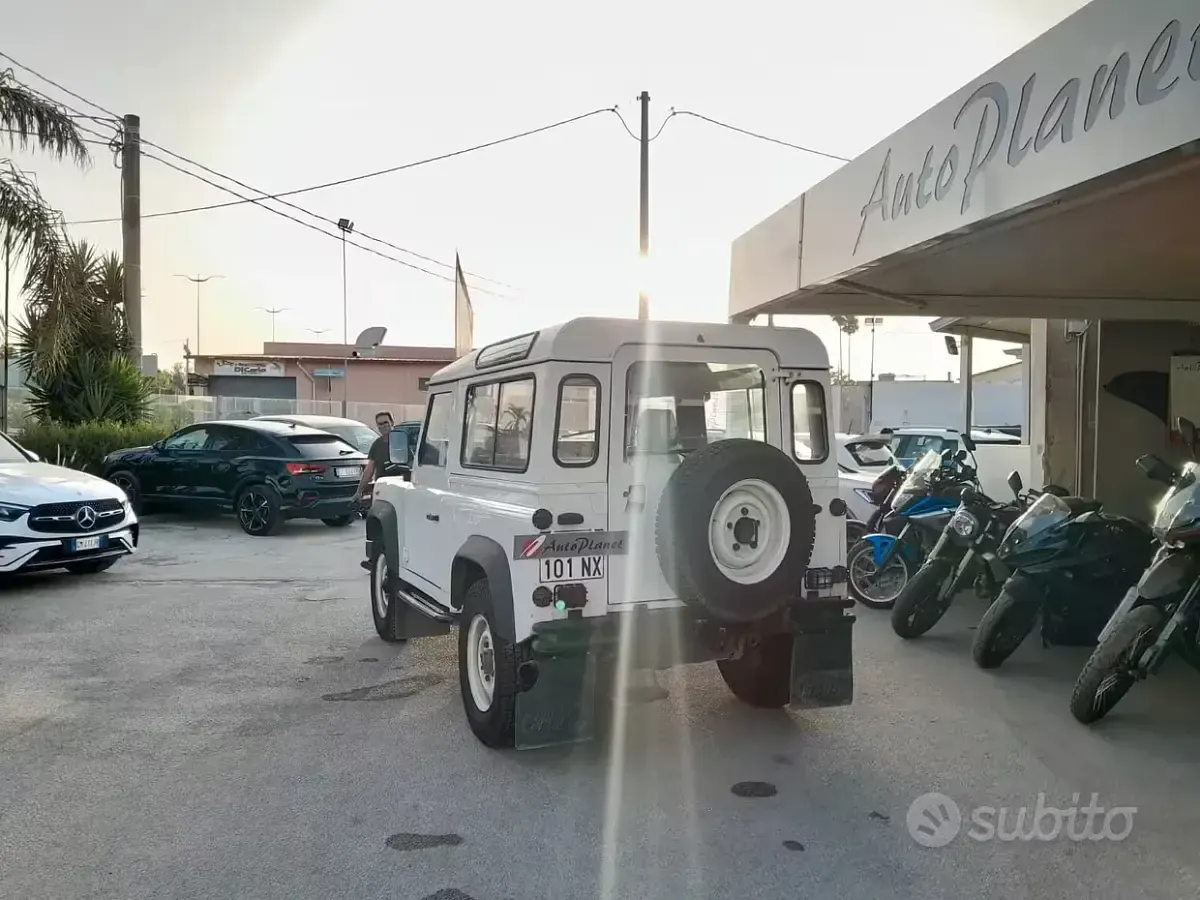 Usata Land Rover Defender 122 CV (89 kW) 1999 Bianco Station wagon