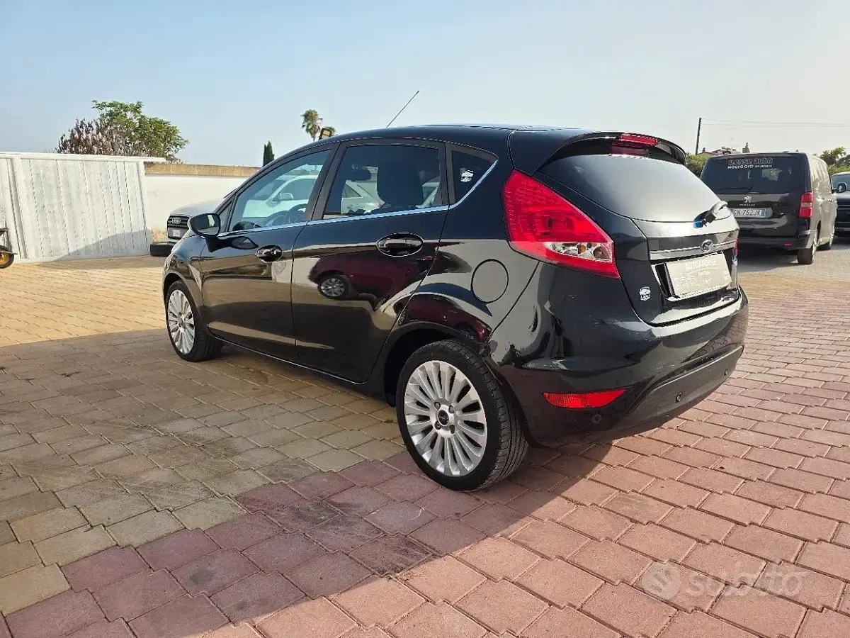 Usata Ford Fiesta 82 CV (60 kW) 2009 Nero Utilitaria