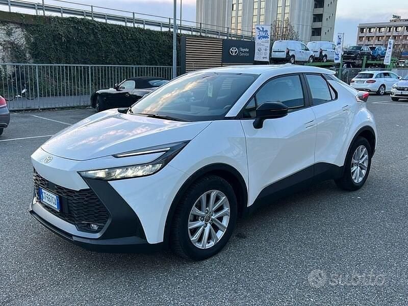 Usata Toyota C-HR Active 140 CV (102 kW) 2024 Bianco SUV