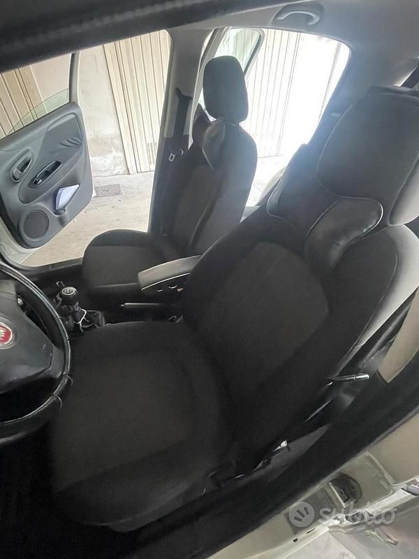 Usata 2015 Fiat Grande Punto Due volumi | 3600 € (Ottimo prezzo) - Immagine 1/4