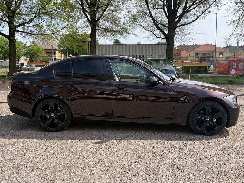 Käytetty BMW 320 Comfort Edition 170 HP (125 kW) 2008 Violetti Sedan